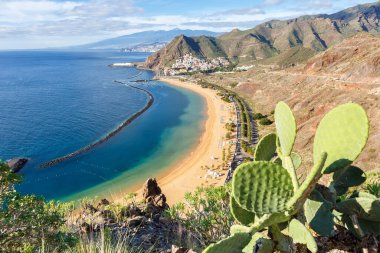 Tenerife plajı Teresitas Kanarya adaları. Deniz suyu Atlantik Okyanusu doğası boyunca seyahat eder.