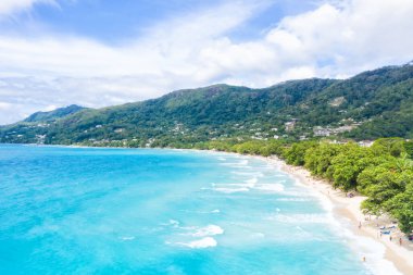 Seyşeller plajı okyanus manzarası Mahe adası doğa tatil cennet insansız hava aracı görüntüsü hava fotoğrafı