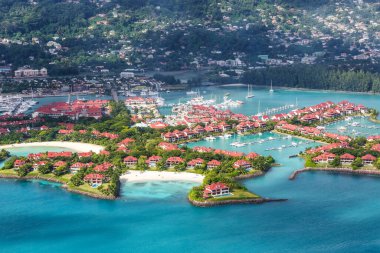 Seyşeller Eden Adası plajı Mahe tatil cenneti okyanus manzaralı hava manzaralı seyahat