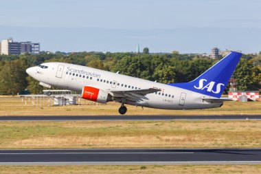 Berlin, Almanya 11 Eylül 2018 SAS İskandinav Havayolları Boeing 737-600 uçağı Berlin-Tegel havaalanı TXL, Almanya. Boeing, merkezi Chicago 'da bulunan bir Amerikan uçak üreticisi..