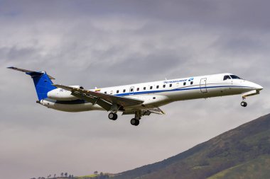Quito, Ekvador 15 Haziran 2011 PetroEkvador Embraer 145 uçağı Quito havaalanı UIO, Ekvador.