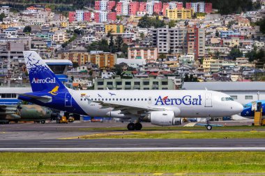 Quito, Ekvador 13 Haziran 2011 AeroGal Airbus A319 uçağı Quito havaalanı UIO, Ekvador. Airbus, Toulouse, Fransa merkezli bir Avrupalı uçak üreticisi..