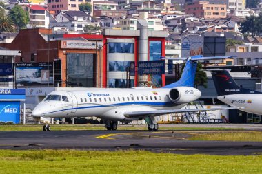 Quito, Ekvador 15 Haziran 2011 PetroEkvador Embraer 145 uçağı Quito havaalanı UIO, Ekvador.