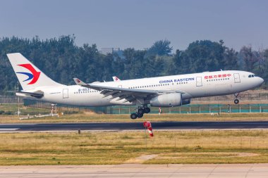 Pekin, Çin - 2 Ekim 2019 China Eastern Airlines Airbus A330-200 uçakları Pekin Capital Havaalanı PEK, Çin. Airbus, Toulouse, Fransa merkezli bir Avrupalı uçak üreticisi..