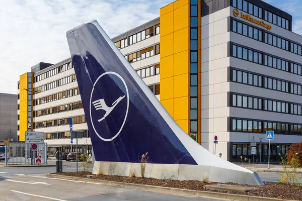 Frankfurt Alemania Abril 2020 Lufthansa Sede Con Cola Avión Aeropuerto — Foto de Stock