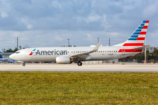 Майами, Флорида 6 апреля 2019 года Самолет Boeing 737-800 American Airlines в аэропорту Майами, штат Флорида. Boeing - американский производитель самолетов со штаб-квартирой в Чикаго
.
