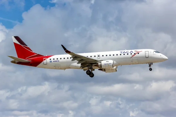 Miami Florida Abril 2019 Taca Embraer 190 Avión Aeropuerto Miami —  Fotos de Stock