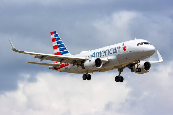 Майами, Флорида 7 апреля 2019 года Самолет American Airlines Airbus A319 в аэропорту Майами, штат Флорида. Airbus - европейский производитель самолетов, базирующийся в Тулузе, Франция
.