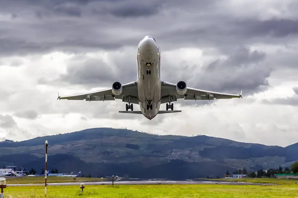 Κίτο Εκουαδόρ Ιουνίου 2011 Αεροπλάνο Martinair Cargo Mcdonnell Douglas 11F — Φωτογραφία Αρχείου