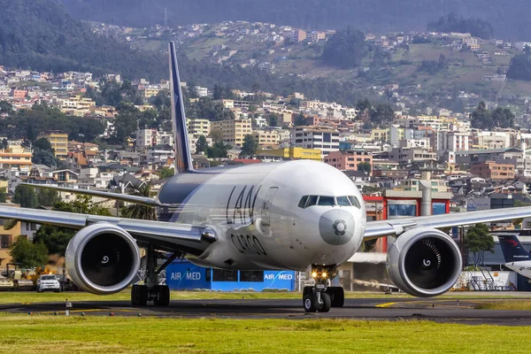 Quito Εκουαδόρ Ιουνίου 2011 Lan Cargo Boeing 777F Αεροπλάνο Στο — Φωτογραφία Αρχείου