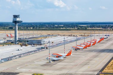 Berlin, Almanya - 19 Ağustos 2020 Berlin Brandenburg BER Havaalanı EasyJet uçakları hava görüntülü fotoğraf Almanya 'da.