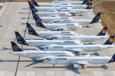 Berlin, Almanya - 19 Ağustos 2020 Lufthansa uçakları Coronavirus Corona Virüs COVID-19 Berlin Brandenburg BER havaalanı hava görüntüsü Almanya 'da.