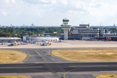 Berlin, Almanya - 19 Ağustos 2020 Berlin Tegel TXL Havaalanı Kulesi Havalimanı.