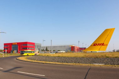 Leipzig, Almanya - 19 Ağustos 2020 DHL Hub Leipzig Halle LEJ Havaalanı uçak kuyruğu Almanya.