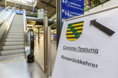Leipzig, Almanya - 18 Ağustos 2020 Corona Testi Leipzig Halle LEJ Havaalanı Almanya.
