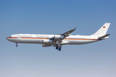 Leipzig, Almanya - 19 Ağustos 2020 Flugbereitschaft der Bundesrepublik Deutschland Luftwaffe Airbus A340-300 uçağı Almanya 'da Leipzig Halle Havaalanı' nda.