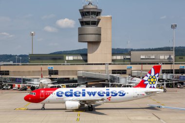 Zürih, İsviçre - 22 Temmuz 2020 Edelweiss Airbus A320 İsviçre 'deki Zürih Havaalanı' nda.