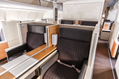 Zürih, İsviçre - 22 Temmuz 2020 İsviçre Airbus A340-300 İsviçre 'deki Zürih Havalimanı' nda Business Class kabin.