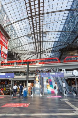 Berlin, Almanya - 20 Ağustos 2020 Berlin ana tren istasyonu Hauptbahnhof Hbf Almanya 'da modern mimariyi eğitiyor.