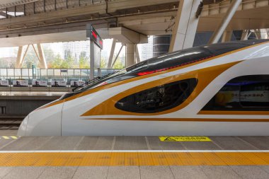 Pekin, Çin - 29 Eylül 2019 Yüksek hızlı tren Çin 'de yüksek hızlı Pekin Güney Tren İstasyonu.