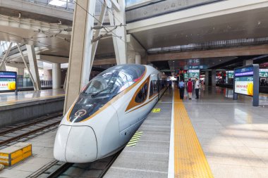 Pekin, Çin - 29 Eylül 2019 Yüksek hızlı tren Çin 'de yüksek hızlı Pekin Güney Tren İstasyonu.