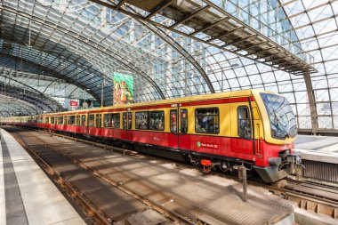Berlin, Almanya - 20 Ağustos 2020 S-Bahn Berlin banliyö treni S Bahn ana tren istasyonu Hauptbahnhof Hbf, Almanya.