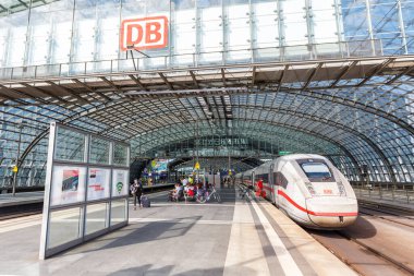 Berlin, Almanya - 20 Ağustos 2020 ICE 4 Berlin ana tren istasyonu Hauptbahnhof Hbf, Almanya.