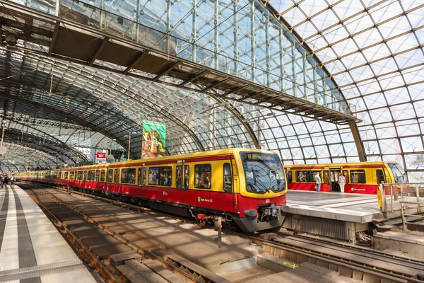 Berlin, Almanya - 20 Ağustos 2020 S-Bahn Berlin banliyö treni S Bahn ana tren istasyonu Hauptbahnhof Hbf, Almanya.