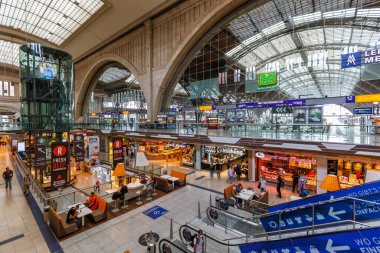 Leipzig, Almanya - 19 Ağustos 2020 Leipzig ana tren istasyonu Hauptbahnhof Hbf Deutsche Bahn DB Almanya 'daki dükkanlar.