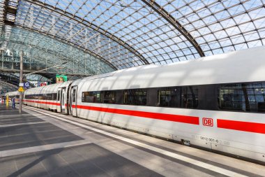 Berlin, Almanya - 20 Ağustos 2020 ICE 4 Berlin ana tren istasyonu Hauptbahnhof Hbf, Almanya.