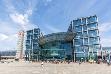 Berlin, Almanya - 20 Ağustos 2020 Berlin ana tren istasyonu Hauptbahnhof Hbf Almanya 'da modern mimariyi eğitiyor.