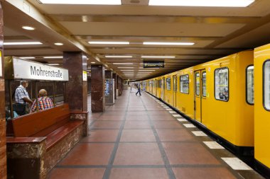 Berlin, Almanya - 20 Ağustos 2020 Berlin U-Bahn Metro Tren İstasyonu Mohrenstrasse, Almanya.