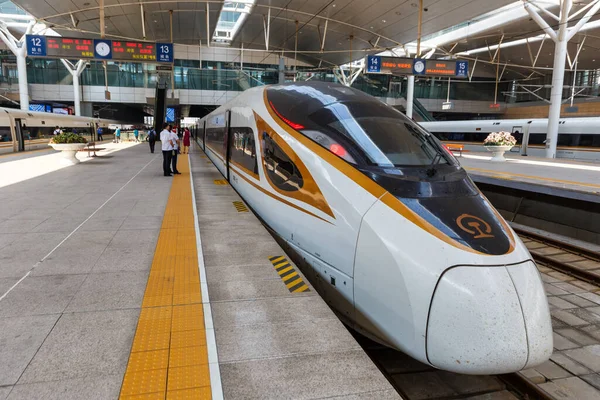 Tianjin, Çin - 29 Eylül 2019 Yüksek hızlı tren Çin 'deki Tianjin İstasyonu' nda yüksek hızlı tren..