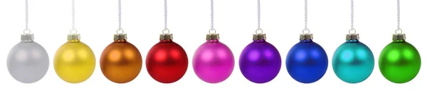 クリスマスボールは白い背景に隔離されたカラフルな装飾を飾る — ストック写真