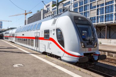 Stuttgart, Almanya - 22 Nisan 2020 IC2 Intercity 2 çift katlı tren Almanya 'nın Stuttgart ana istasyonunda.
