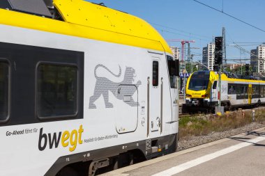 Stuttgart, Almanya - 22 Nisan 2020 Bölgesel Tren Go-Ahead Stadler FLIRT 3 Almanya 'nın Stuttgart ana tren istasyonunda.