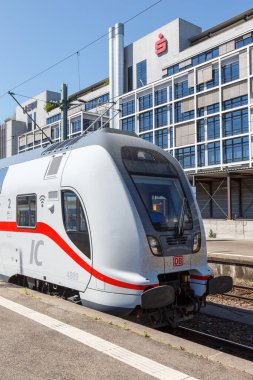 Stuttgart, Almanya - 22 Nisan 2020 IC2 Intercity 2 çift katlı tren lokomotifi Stuttgart tren istasyonunda Almanya portresi biçiminde.