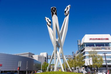 Stuttgart, Almanya - 22 Nisan 2020 Porsche genel merkez sanat mimarisi Stuttgart Zuffenhausen Almanya.