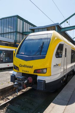 Stuttgart, Almanya - 22 Nisan 2020 Bölgesel Go-Ahead treni Almanya 'nın Stuttgart ana istasyonunda Stadler FLIRT 3 portre formatında.
