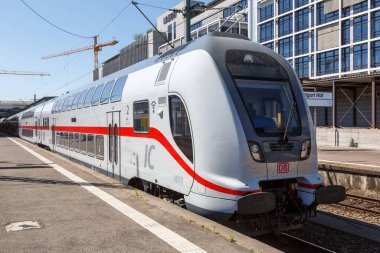 Stuttgart, Almanya - 22 Nisan 2020 IC2 Intercity 2 çift katlı tren lokomotifi Almanya 'nın Stuttgart ana tren istasyonunda.