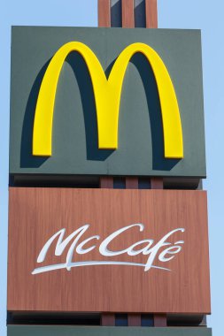 Stuttgart, Almanya - 22 Nisan 2020 McDonalds Logosu McDonald 's McKafe Restoranı Mc Donald' s Mc Donalds 'ın Almanya' daki portre biçimi Stuttgart.