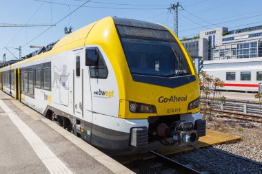 Stuttgart, Almanya - 22 Nisan 2020 Bölgesel Tren İleri Git Stadler FLIRT 3 Almanya 'nın Stuttgart ana istasyonunda.