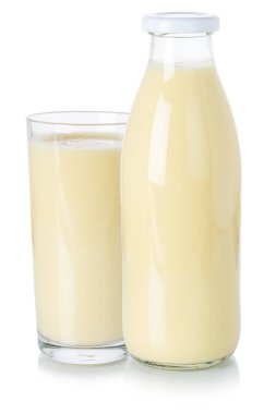Milk drink milkshake şişede ve beyaz arka planda izole edilmiş bardak.