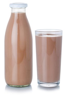 Çikolatalı milkshake, içecek şişesi ve beyaz arka planda izole edilmiş bardak.