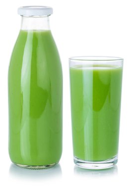 Meyve suyu yeşil smoothie bir şişe ve beyaz arka planda izole cam içecek