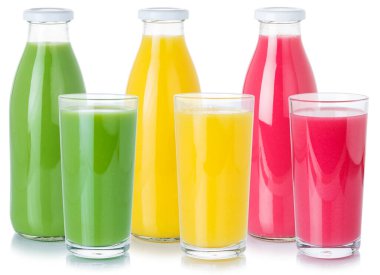 Meyve suyu şişede portakal suyu ve beyaz arka planda izole edilmiş bardak içer.