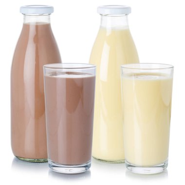 Milk içeceği, çikolatalı milkshake şişede ve beyaz arka planda izole edilmiş bardak.