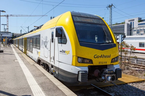 Stuttgart, Almanya - 22 Nisan 2020 Bölgesel tren Go-ahead Stadler FLIRT 3 Almanya 'nın Stuttgart ana tren istasyonunda.