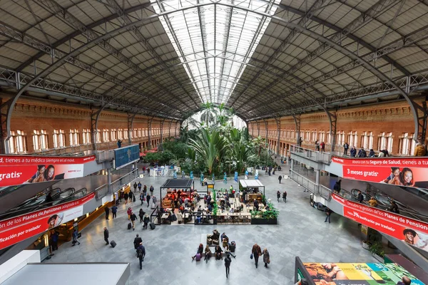 Madrid, İspanya - 21 Kasım 2019 Madrid Atocha Renfe tren istasyonu İspanya.
