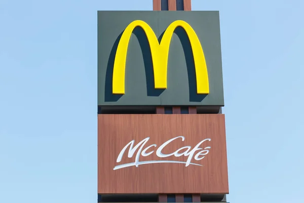 Stuttgart Tyskland April 2020 Mcdonalds Logo Skylt Mcdonald Mccafe Cafe — Stockfoto